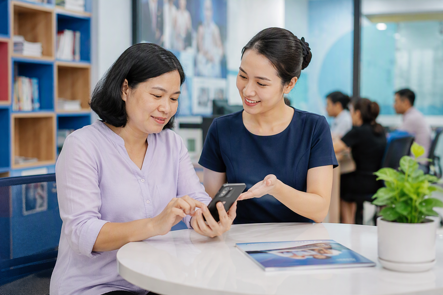 Học viên tương tác chatbot tư vấn khoá học