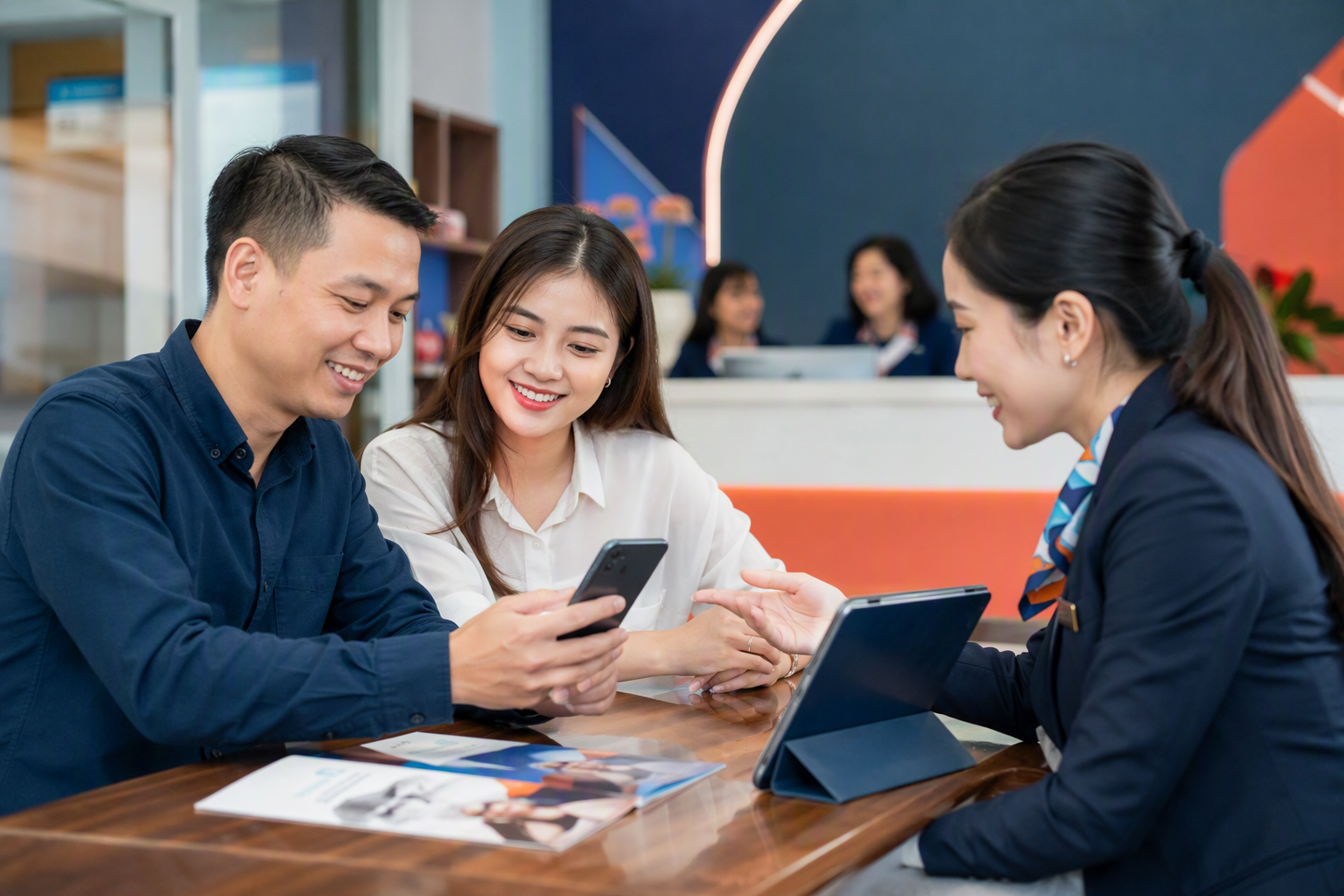 Khách hàng tương tác với AI chatbot tư vấn khoá học