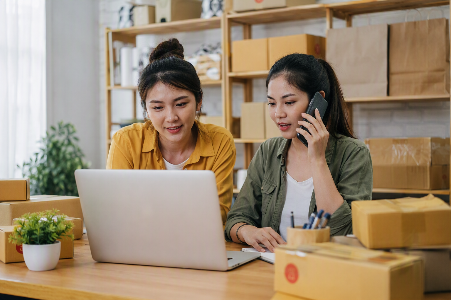 Chủ shop Việt Nam kiểm tra đơn thanh toán và chăm sóc khách sau mua