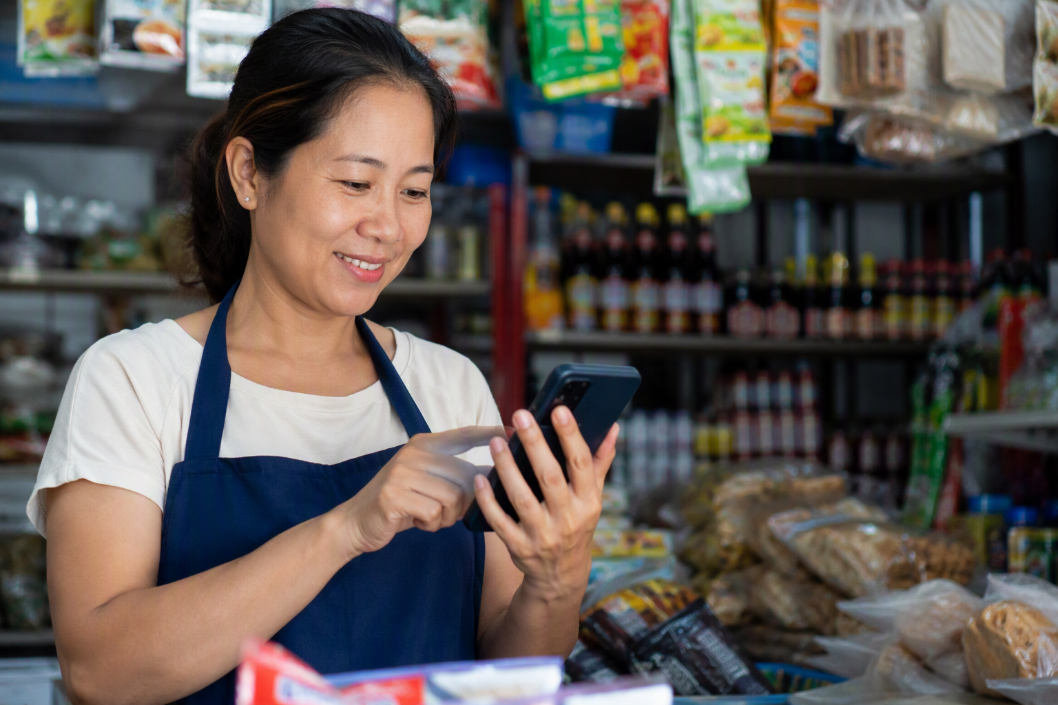 Chủ shop tương tác với chatbot trên điện thoại - realistic photo