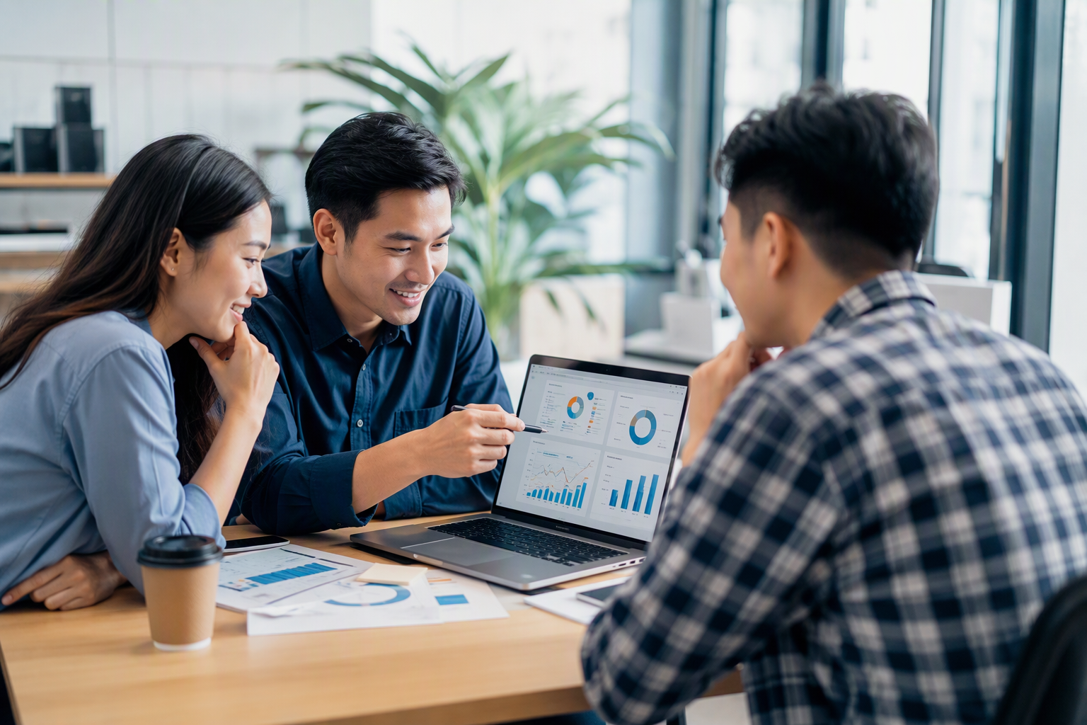 Đội marketing Việt Nam theo dõi dữ liệu khách mua lại từ automation