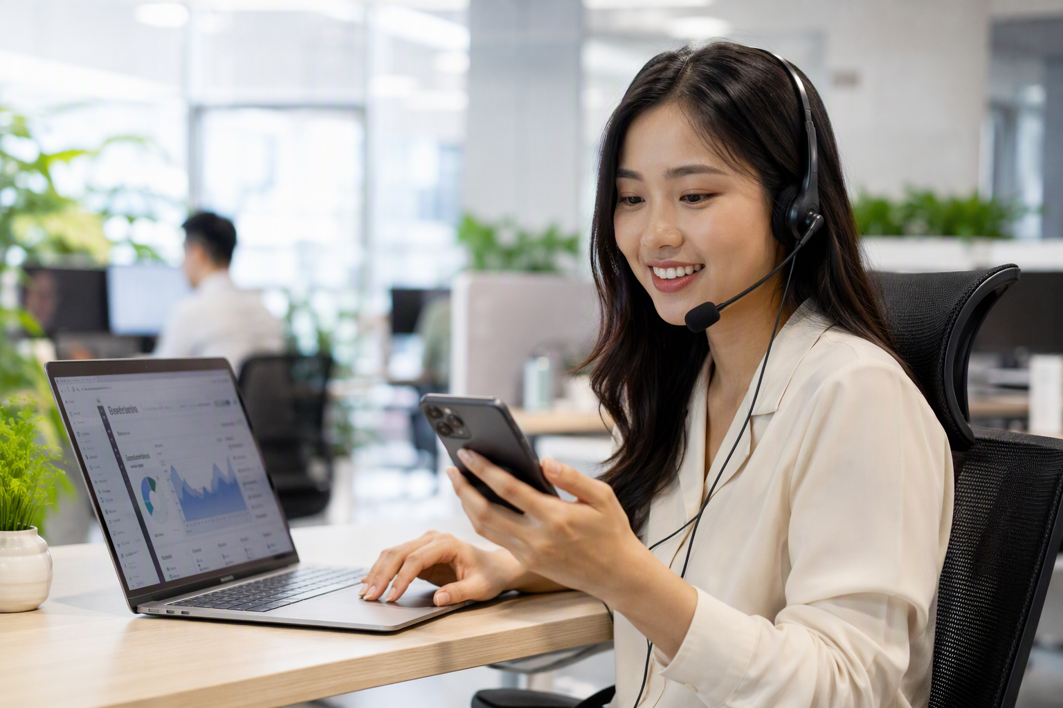 nhân viên tư vấn Việt Nam chăm sóc khách qua Zalo sau mua