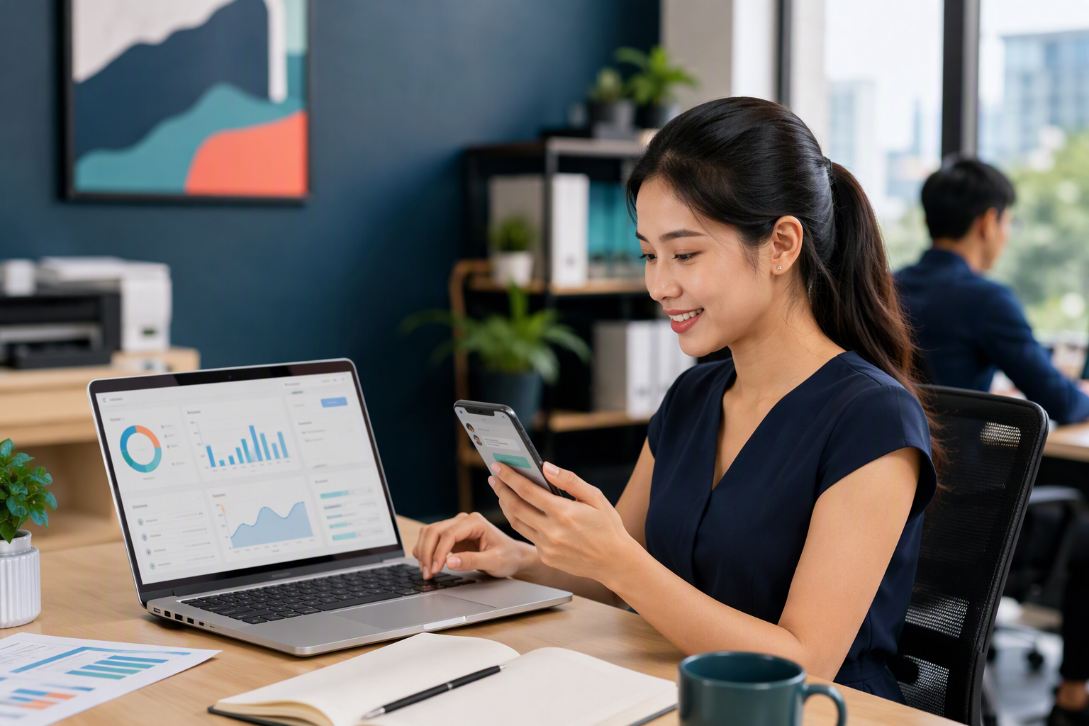 Nhân viên tư vấn Việt Nam đang xử lý lead trên dashboard chatbot