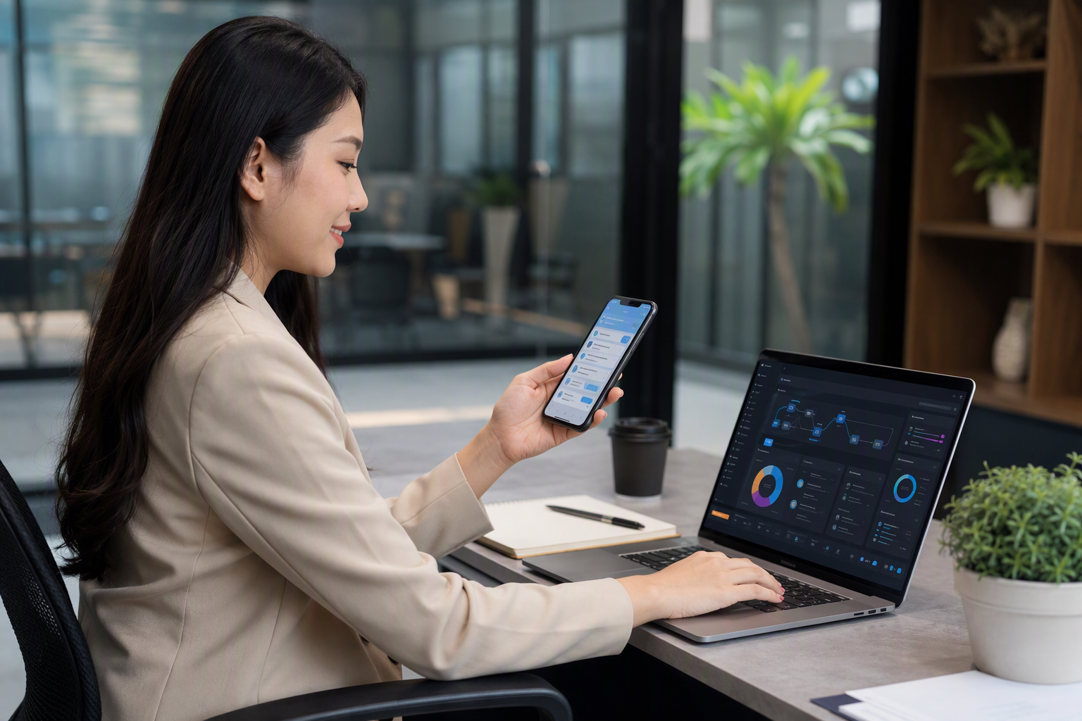 nhân viên marketing Việt Nam theo dõi dashboard automation và Telegram