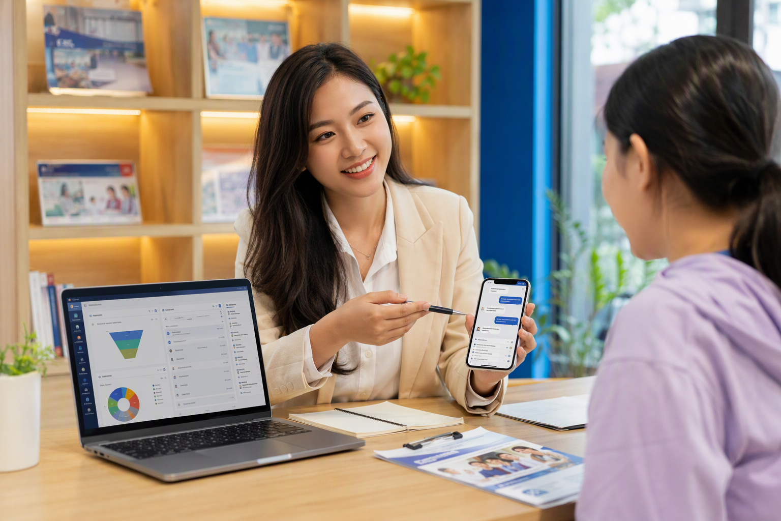 Nhân viên tư vấn trung tâm đào tạo dùng dashboard chatbot và CRM